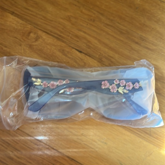 Katy Perry 3D Rose 50s Vibe Pin Up Cat Eye Blue Sunglasses - Picture 9 of 13